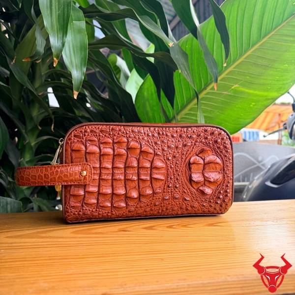 Túi clutch da gù lưng cá sấu CGA4 màu nâu đỏ chế tác tinh xảo.