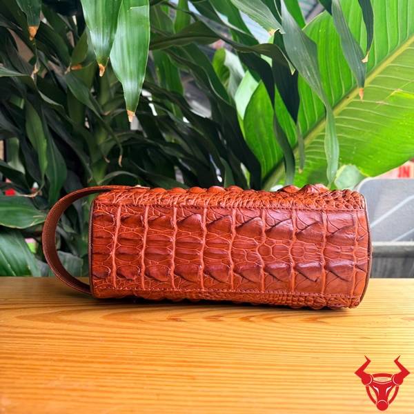 Clutch xách tay da gù lưng cá sấu CGA4 màu nâu đỏ thiết kế hiện đại.