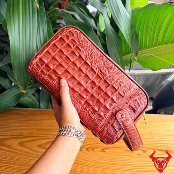 Clutch hộp da gù lưng cá sấu CGA4 màu nâu đỏ với đường gù tự nhiên.