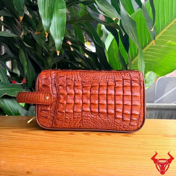 Túi clutch hộp da gù lưng cá sấu màu nâu đỏ sang trọng và đẳng cấp.