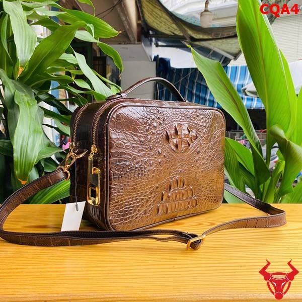 Túi Golf da cá sấu gù CQA4 màu nâu đất dành cho doanh nhân.