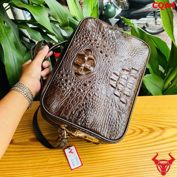 Túi Golf da gù cá sấu CQA4 màu nâu đất xách tay và đeo chéo.