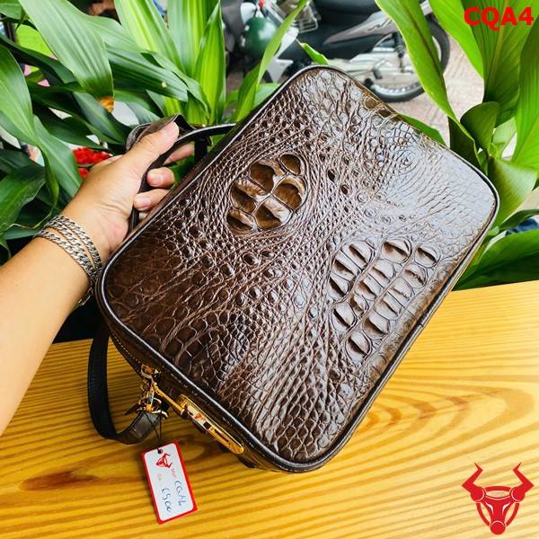 Túi Golf da cá sấu gù CQA4 màu nâu đất khóa vân tay bảo mật.