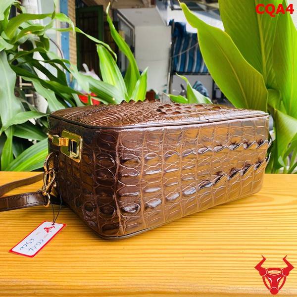 Túi Golf da gù cá sấu CQA4 màu nâu đất hoàn thiện tinh xảo.