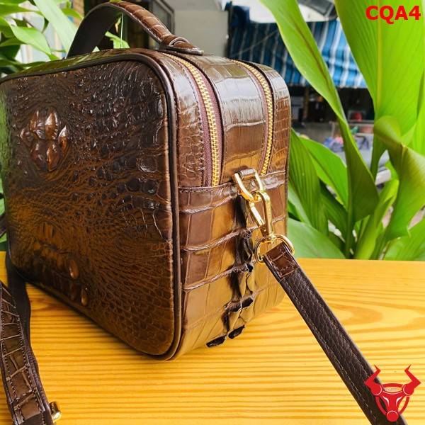Túi Golf size lớn da gù cá sấu CQA4 màu nâu đất thiết kế hiện đại.