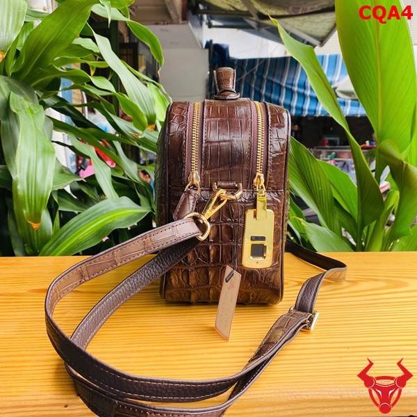 Túi Golf da gù cá sấu CQA4 màu nâu đất phong cách doanh nhân.