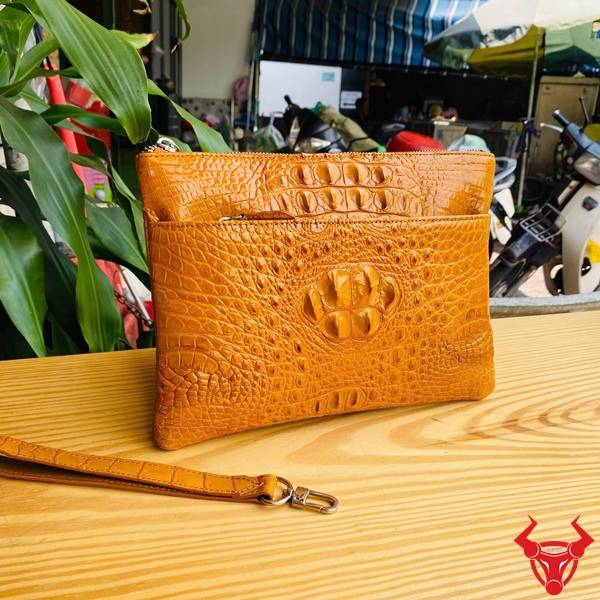 Túi clutch da gù cá sấu CBDA4 màu vàng cam dành cho doanh nhân hiện đại.