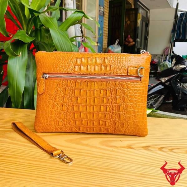 Clutch da gù cá sấu CBDA4 màu vàng cam thiết kế thanh lịch nhiều ngăn.