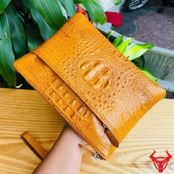 Clutch cầm tay da gù cá sấu CBDA4 màu vàng cam thiết kế hiện đại.