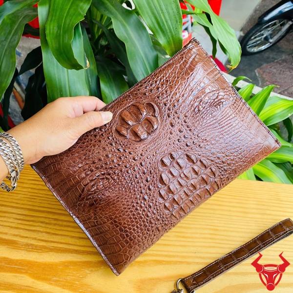 Clutch da cá sấu gù CBCA4 màu nâu đất thiết kế thanh lịch cao cấp.