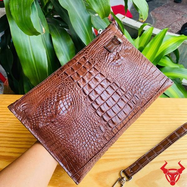 Clutch cầm tay da gù cá sấu CBCA4 màu nâu đất với vân da tự nhiên đẹp.