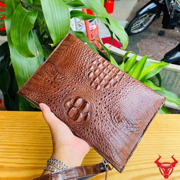 Clutch cầm tay da cá sấu gù CBCA4 màu nâu đất dành cho quý ông.
