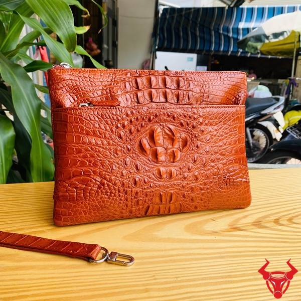 Clutch Da Cá Sấu CBDA4 Màu Nâu Đỏ Sang Trọng Chính Hãng Túi clutch da cá sấu CBDA4 màu nâu đỏ dành cho doanh nhân hiện đại.