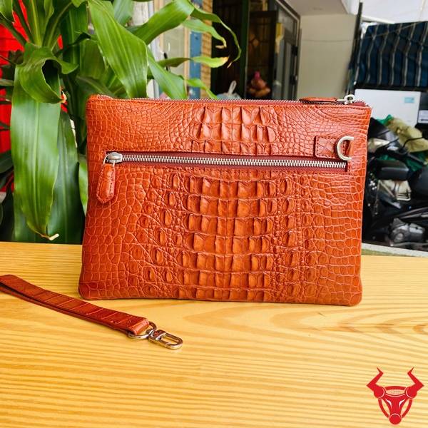 Clutch Nam Da Cá Sấu Nhiều Ngăn CBDA4 Đẳng Cấp Clutch cầm tay da cá sấu CBDA4 màu nâu đỏ nhiều ngăn tiện dụng.