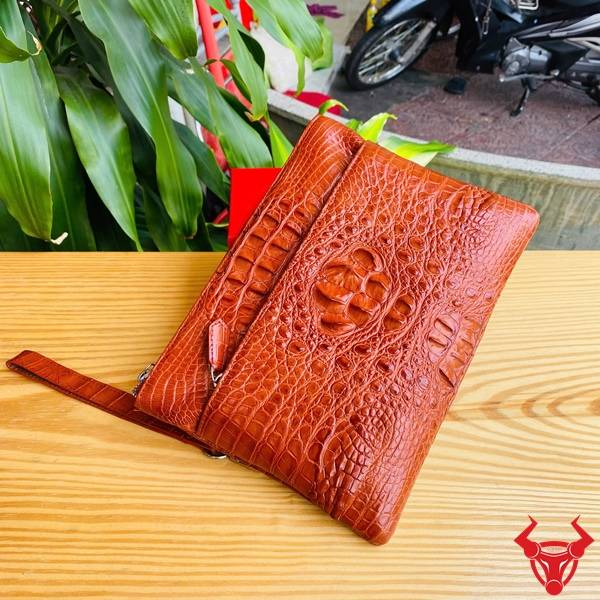 Ví Clutch Da Cá Sấu CBDA4 Màu Nâu Đỏ Thời Trang Clutch nam da cá sấu CBDA4 màu nâu đỏ chế tác tinh xảo và sang trọng.