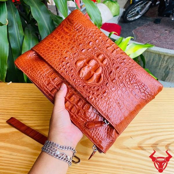 Clutch Cầm Tay Da Cá Sấu Nhiều Ngăn Màu Nâu Đỏ Tiện Dụng Clutch da cá sấu CBDA4 màu nâu đỏ thiết kế thanh lịch với nhiều ngăn.