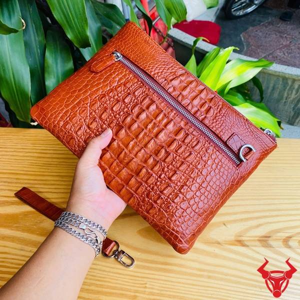 Clutch Da Cá Sấu CBDA4 Màu Nâu Đỏ Dành Cho Doanh Nhân Clutch da cá sấu nhiều ngăn CBDA4 màu nâu đỏ cao cấp cho nam.