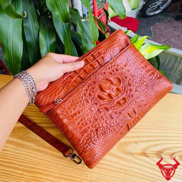 Clutch Cầm Tay Da Cá Sấu CBDA4 Thiết Kế Nhiều Ngăn Cao Cấp Clutch cầm tay da cá sấu CBDA4 màu nâu đỏ thiết kế hiện đại.
