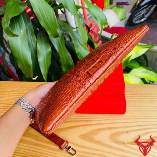 Clutch Da Cá Sấu Màu Nâu Đỏ CBDA4 Phong Cách Hiện Đại Clutch cầm tay nhiều ngăn da cá sấu CBDA4 màu nâu đỏ sang trọng.