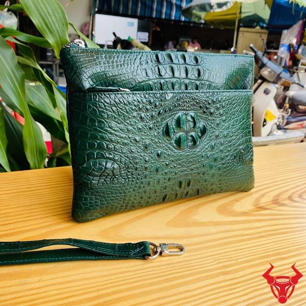 Clutch Da Gù Cá Sấu CBDA4 Màu Xanh Lá Sang Trọng Chính Hãng Túi clutch da gù cá sấu CBDA4 màu xanh lá dành cho doanh nhân hiện đại.