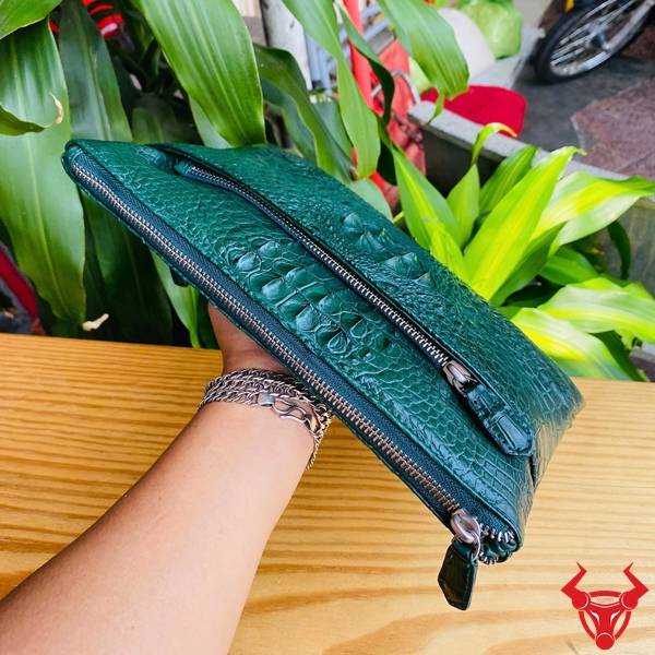 Ví Clutch Da Gù Cá Sấu CBDA4 Màu Xanh Lá Thời Trang Clutch da gù cá sấu CBDA4 màu xanh lá thiết kế thanh lịch nhiều ngăn.