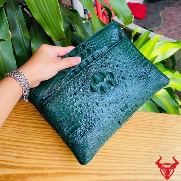 Clutch Cầm Tay Da Gù Cá Sấu Nhiều Ngăn Màu Xanh Lá Tiện Dụng Clutch nam da gù cá sấu CBDA4 màu xanh lá chế tác tinh xảo và sang trọng.