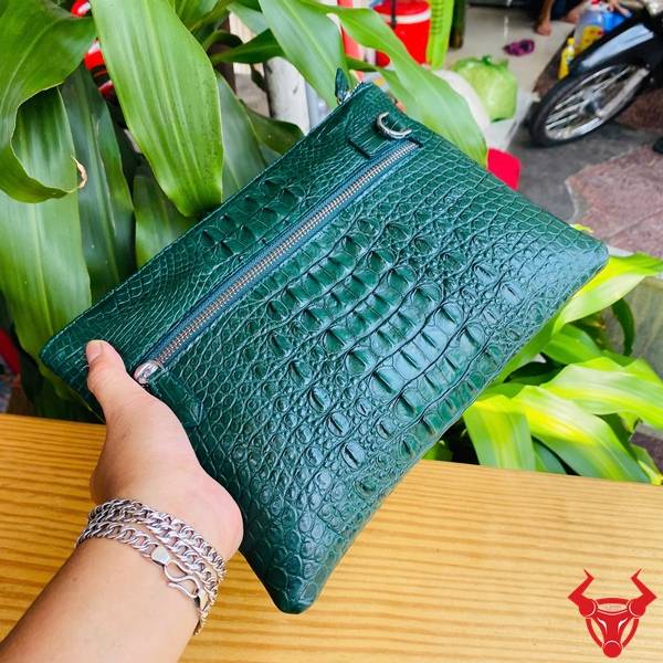 Clutch Da Gù Cá Sấu CBDA4 Màu Xanh Lá Dành Cho Doanh Nhân Clutch cầm tay da gù cá sấu CBDA4 màu xanh lá thiết kế hiện đại.