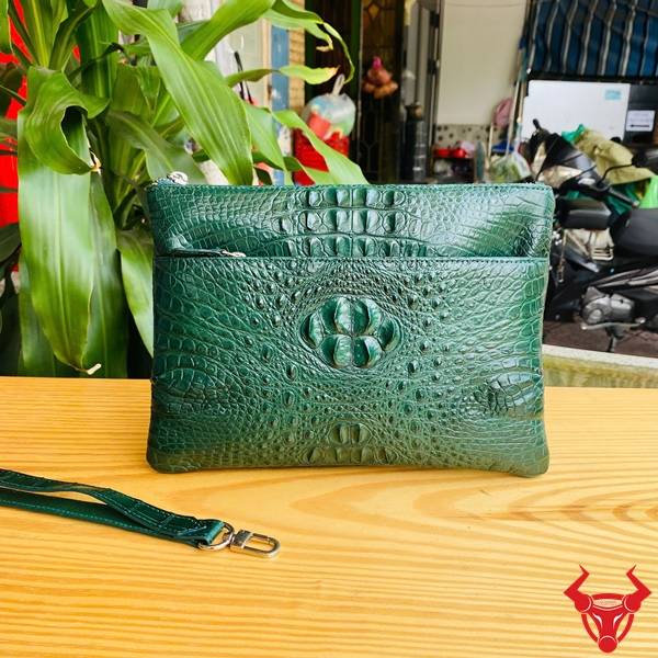 Clutch Cầm Tay Nhiều Ngăn Da Gù Cá Sấu Màu Xanh Lá CBDA4 Cao Cấp Clutch cầm tay nhiều ngăn da gù cá sấu CBDA4 màu xanh lá cao cấp.