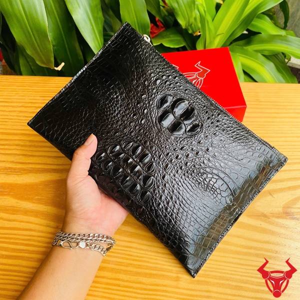 Clutch cầm tay da gù cá sấu CBCA4 màu đen với đường vân tự nhiên đẹp mắt.
