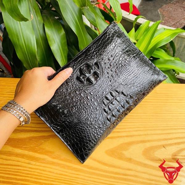 Clutch nam da cá sấu gù CBCA4 màu đen được chế tác tinh xảo và sang trọng.