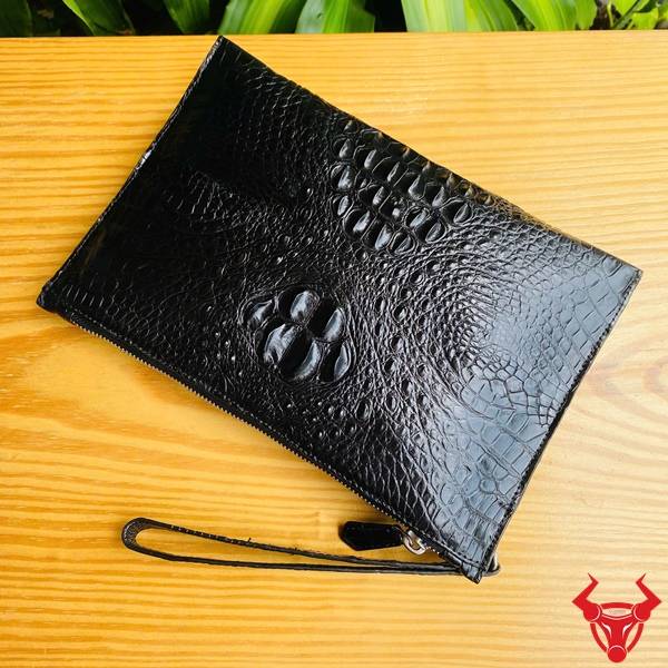 Clutch da cá sấu gù CBCA4 màu đen dành cho doanh nhân hiện đại.
