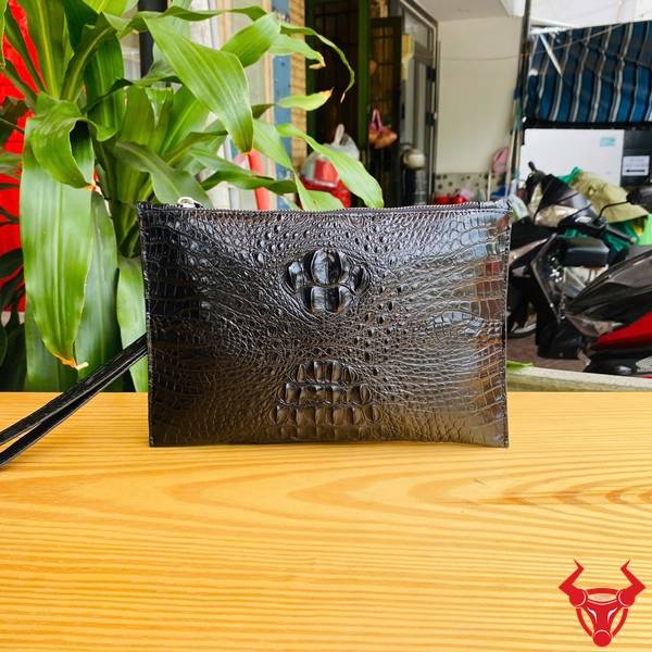 Clutch cầm tay da cá sấu gù CBCA4 màu đen cao cấp với thiết kế sang trọng.