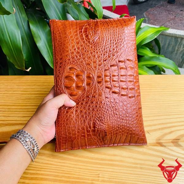 Ví Clutch Da Cá Sấu Gù CBCA4 Màu Nâu Đỏ Thời Trang Clutch da cá sấu gù CBCA4 màu nâu đỏ thiết kế thanh lịch và cao cấp.