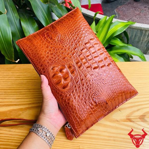 Clutch Cầm Tay Da Gù Cá Sấu Màu Nâu Đỏ Nhỏ Gọn Tiện Dụng Clutch nam da cá sấu gù CBCA4 màu nâu đỏ chế tác tinh xảo và sang trọng.