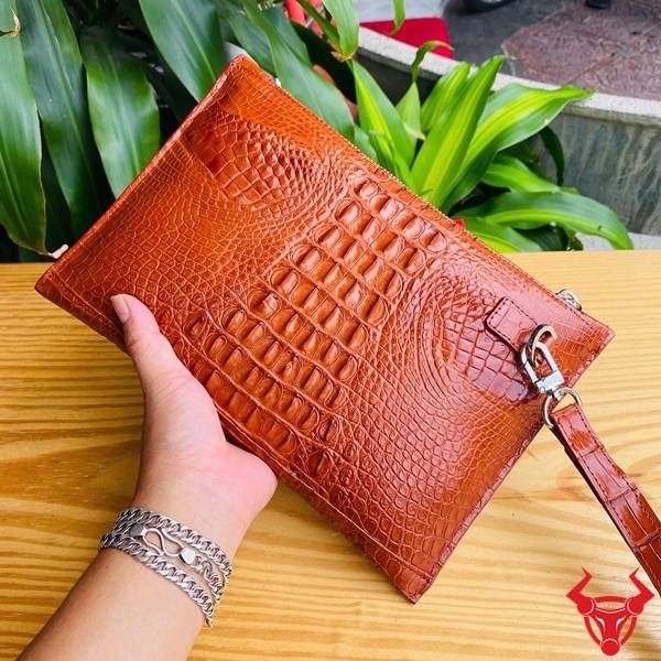 Clutch Da Cá Sấu Gù CBCA4 Màu Nâu Đỏ Dành Cho Doanh Nhân Clutch da cá sấu gù CBCA4 màu nâu đỏ dành cho doanh nhân hiện đại.