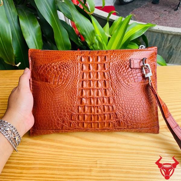 Clutch Da Gù Cá Sấu CBCA4 Màu Nâu Đỏ Thiết Kế Nổi Bật Clutch da gù cá sấu CBCA4 màu nâu đỏ với nhiều ngăn tiện lợi.