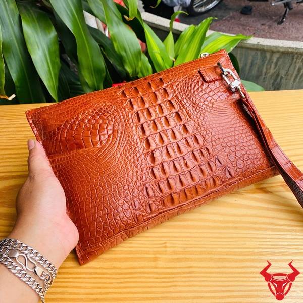 Clutch Cầm Tay Da Cá Sấu CBCA4 Màu Nâu Đỏ Phong Cách Hiện Đại Clutch cầm tay da cá sấu gù CBCA4 màu nâu đỏ sang trọng dành cho quý ông.