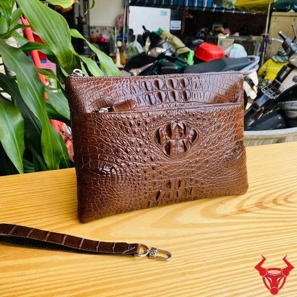 Clutch Da Cá Sấu CBDA4 Màu Nâu Đất Sang Trọng Chính Hãng Túi clutch da cá sấu CBDA4 màu nâu đất dành cho doanh nhân hiện đại.