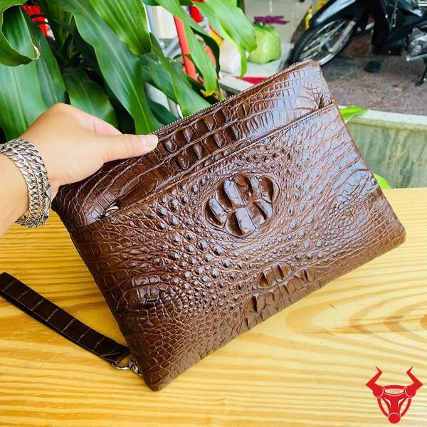 Clutch Nam Da Cá Sấu Nhiều Ngăn CBDA4 Đẳng Cấp Clutch cầm tay da cá sấu CBDA4 màu nâu đất nhiều ngăn tiện dụng.