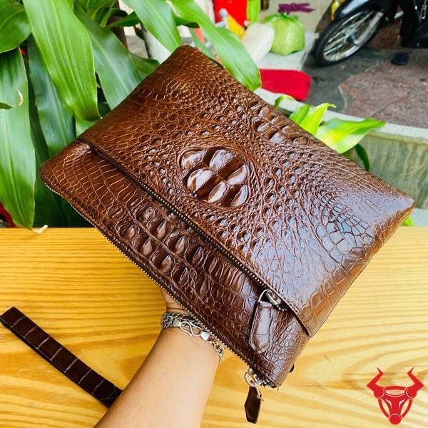 Ví Clutch Da Cá Sấu CBDA4 Màu Nâu Đất Thời Trang Clutch da cá sấu CBDA4 màu nâu đất thiết kế thanh lịch với nhiều ngăn.