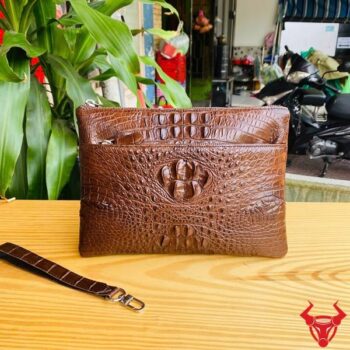 Clutch Cầm Tay Nhiều Ngăn Da Cá Sấu Màu Nâu Đất CBDA4
