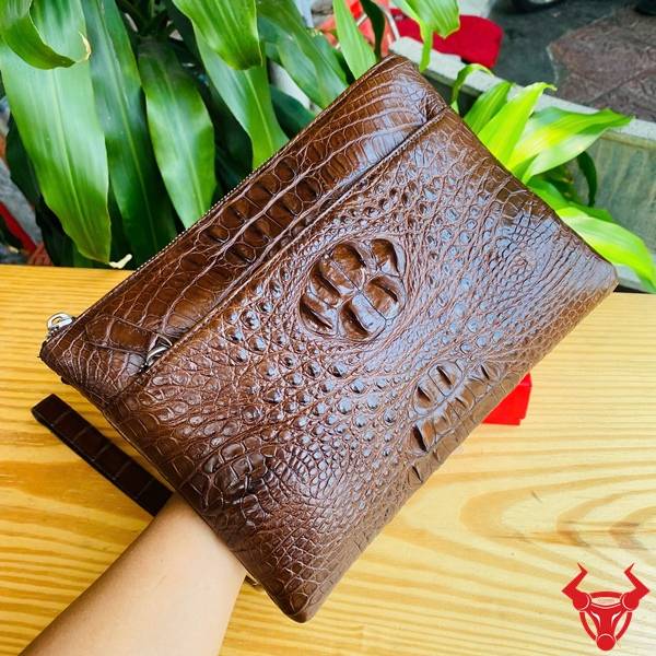 Clutch Cầm Tay Da Cá Sấu Nhiều Ngăn Màu Nâu Đất Tiện Dụng Clutch nam da cá sấu CBDA4 màu nâu đất chế tác tinh xảo và sang trọng.
