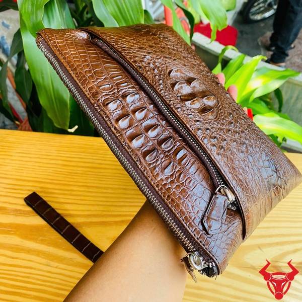 Clutch Da Cá Sấu CBDA4 Màu Nâu Đất Dành Cho Doanh Nhân Clutch cầm tay da cá sấu CBDA4 màu nâu đất thiết kế hiện đại.