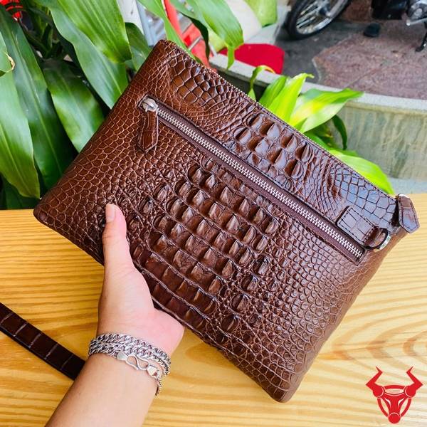 Clutch Cầm Tay Da Cá Sấu CBDA4 Thiết Kế Nhiều Ngăn Cao Cấp Clutch da cá sấu nhiều ngăn CBDA4 màu nâu đất cao cấp cho nam.