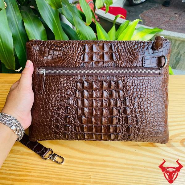 Clutch Da Cá Sấu Màu Nâu Đất CBDA4 Phong Cách Hiện Đại Clutch cầm tay nhiều ngăn da cá sấu CBDA4 màu nâu đất sang trọng.