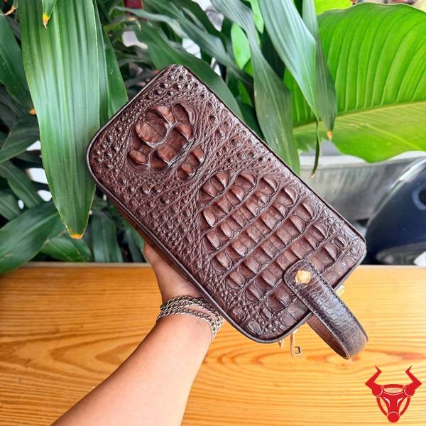 Clutch Da Gù Lưng Cá Sấu CGA4 Màu Nâu Đất Sang Trọng Clutch hộp da gù lưng cá sấu CGA4 màu nâu đất sang trọng cho quý ông.