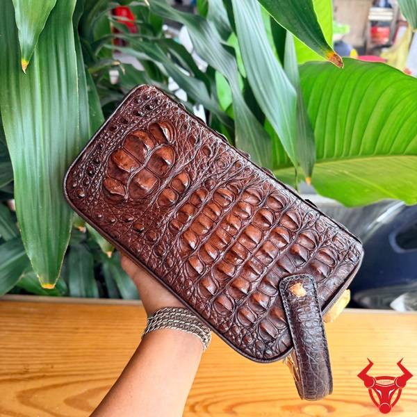 Clutch Hộp Da Cá Sấu Gù Lưng Màu Nâu Đất Đẳng Cấp Túi clutch da gù lưng cá sấu CGA4 màu nâu đất chế tác tinh xảo.