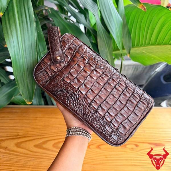 Túi Clutch Da Gù Lưng Cá Sấu CGA4 Màu Nâu Đất Chính Hãng Túi clutch hộp da gù lưng cá sấu màu nâu đất sang trọng và đẳng cấp.