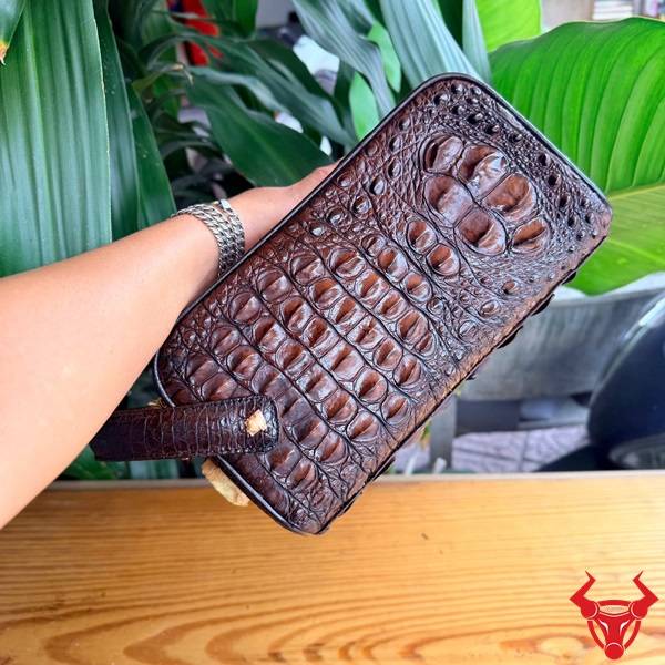 Clutch Da Gù Lưng Cá Sấu CGA4 Dành Cho Doanh Nhân Clutch xách tay da gù lưng cá sấu CGA4 màu nâu đất thiết kế hiện đại.