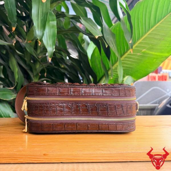Clutch Da Cá Sấu Gù Lưng CGA4 Màu Nâu Đất Tiện Dụng Túi clutch hộp da gù lưng cá sấu CGA4 màu nâu đất thời trang cao cấp.